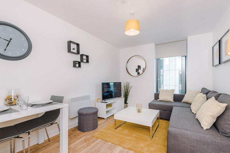 Contemporary 1 Bed Apartment Media City