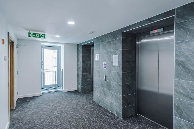 Contemporary 1 Bed Apartment Media City