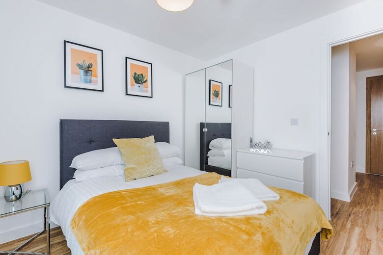 Contemporary 1 Bed Apartment Media City