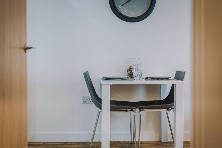 Contemporary 1 Bed Apartment Media City