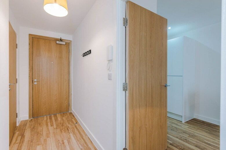 Contemporary 1 Bed Apartment Media City