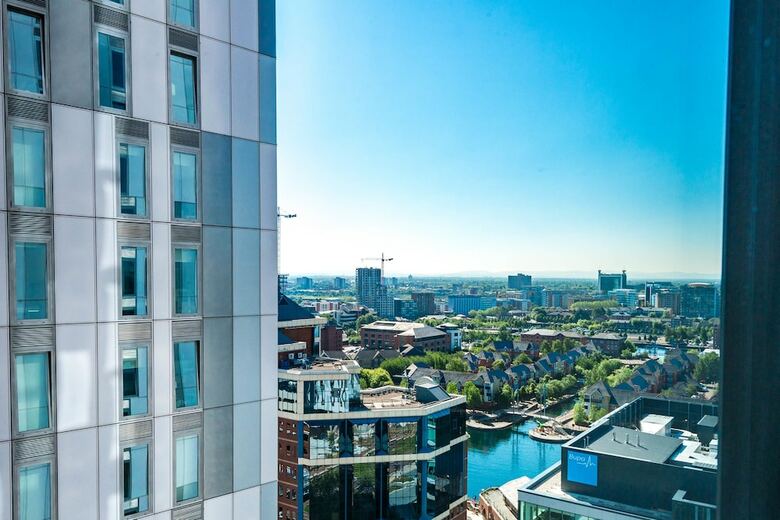 Contemporary 1 Bed Apartment Media City
