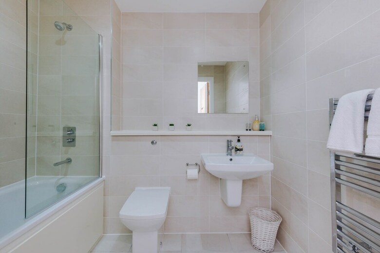 Contemporary 1 Bed Apartment Media City
