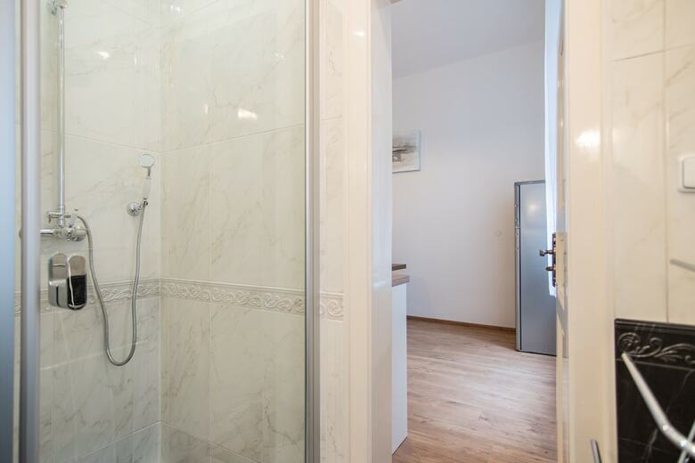 Refurbished 1br Apartment In Nice Quiet Area With Free Parking