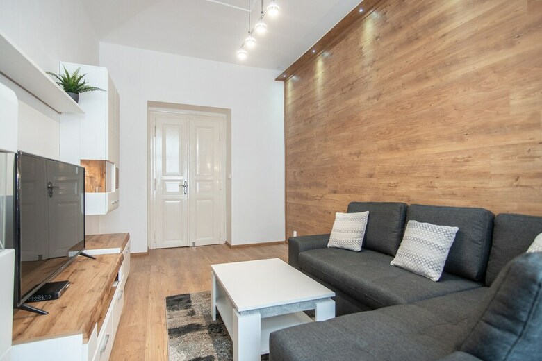 Refurbished 1br Apartment In Nice Quiet Area With Free Parking