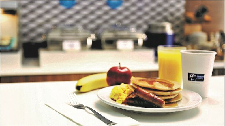 Holiday Inn Express Hotel & Suites Pratt