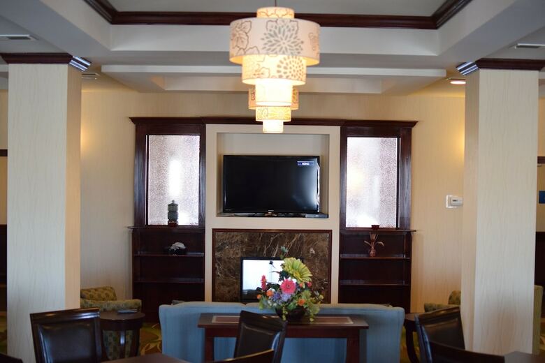 Holiday Inn Express Hotel & Suites Pratt