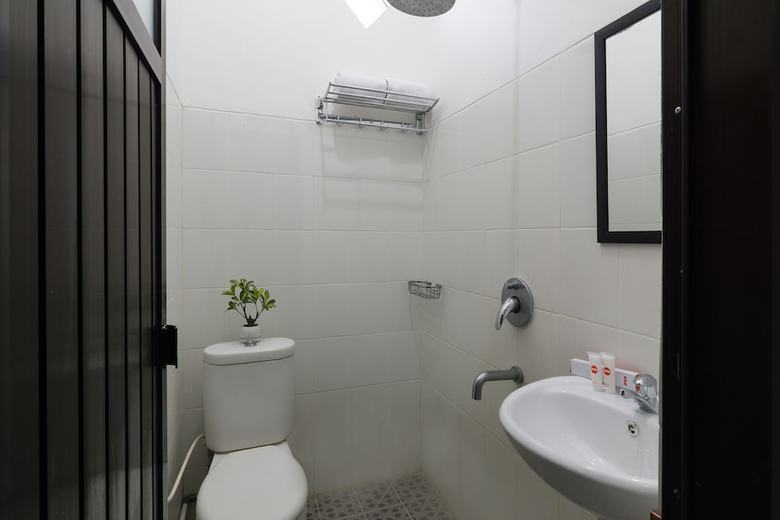 Hostal Oyo 1242 Penginapan Rb Syariah