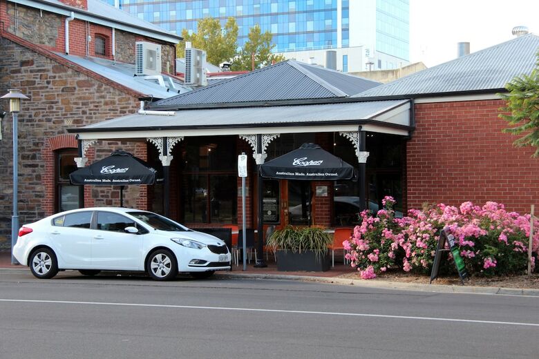 Adelaide Central Apartment - 3br, 2bath & Carpark