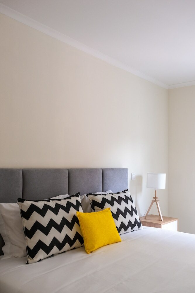 Apartamentos Classic Modern With A Splash Of Glam
