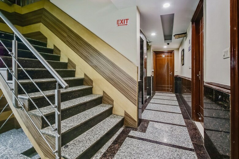 Hotel Capital O 36036 Royal Central