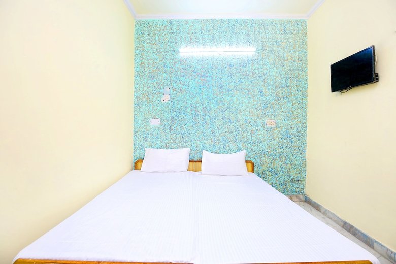 Spot On 43673 Hotel New Mehak Palace