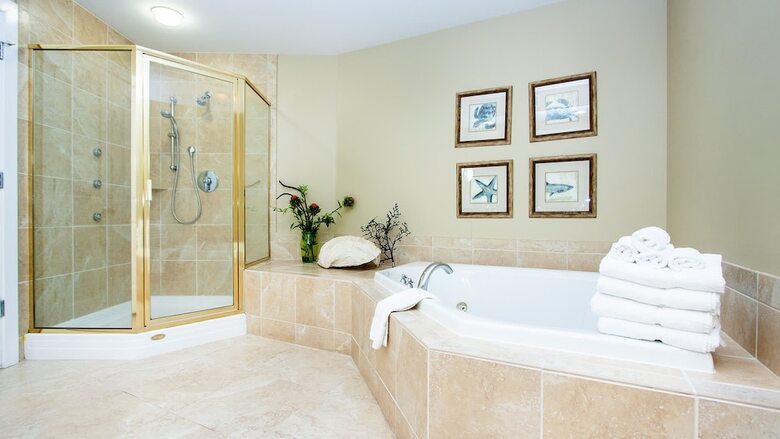 Spacious Condo With Wraparound Views Of Bay - Unit Crc0202