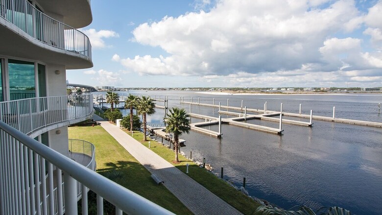 Spacious Condo With Wraparound Views Of Bay - Unit Crc0202
