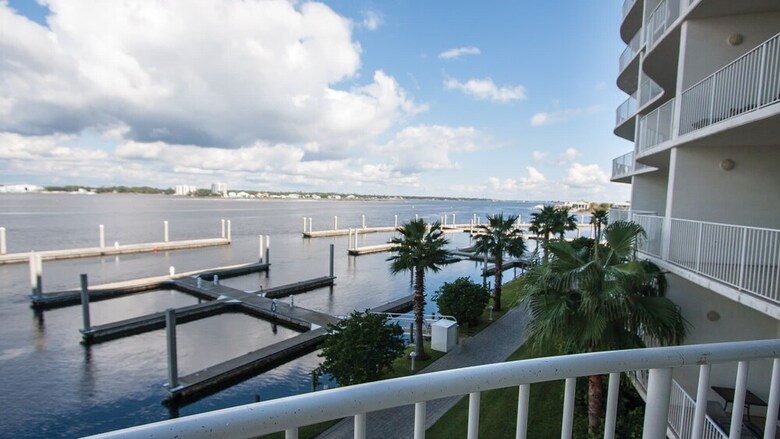 Spacious Condo With Wraparound Views Of Bay - Unit Crc0202