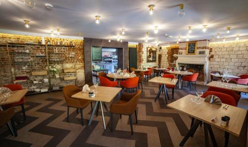 Hotel Les Hauts De Montreuil / Le Patio