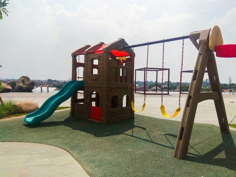 Homey Studio Apartment At Grand Kamala Lagoon