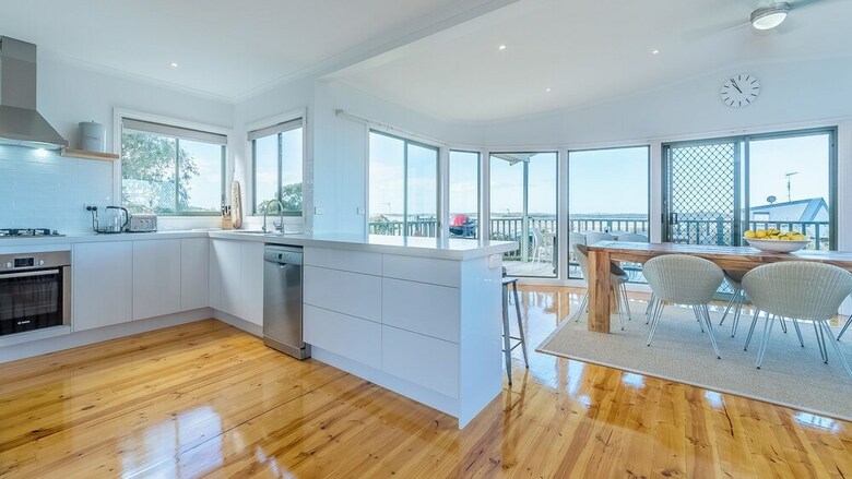 Beach Views On Beilby - Free Wifi & Foxtel - Pet Friendly