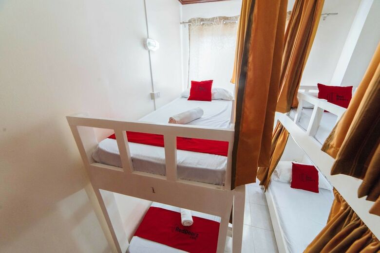 Hotel Reddoorz @ General Luna Davao
