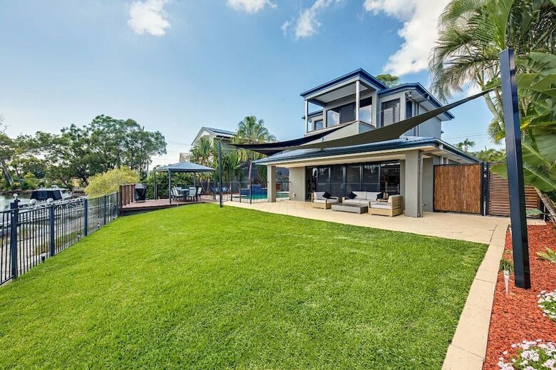 Gold Coast Stunning Waterfront Retreat By Hostrelax