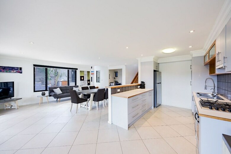 Gold Coast Stunning Waterfront Retreat By Hostrelax