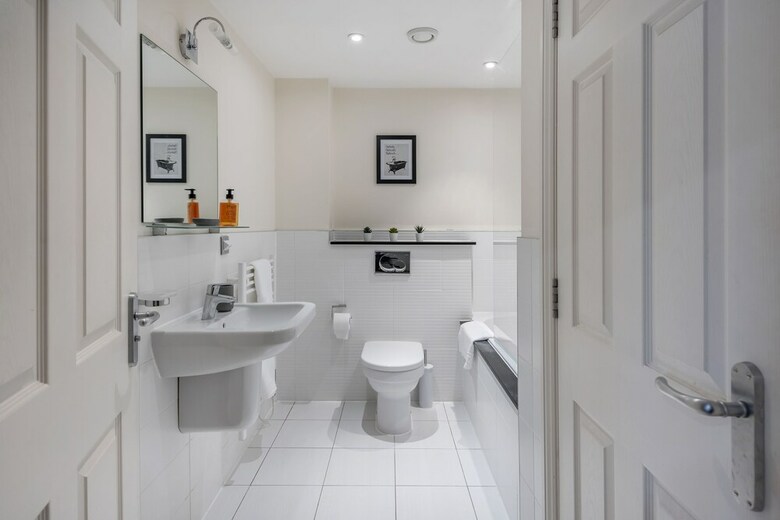 Deluxe Apartment - Central Bath