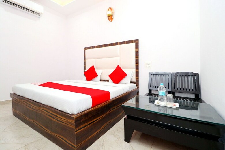 Oyo 43845 Hotel Red Velvet Inn