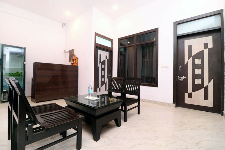 Oyo 43845 Hotel Red Velvet Inn