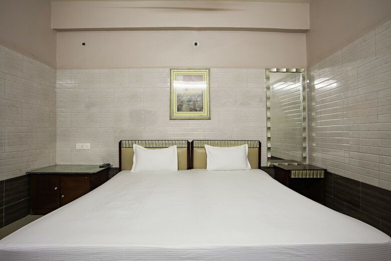 Spot On 23725 Jay Shanti Palace Hotel