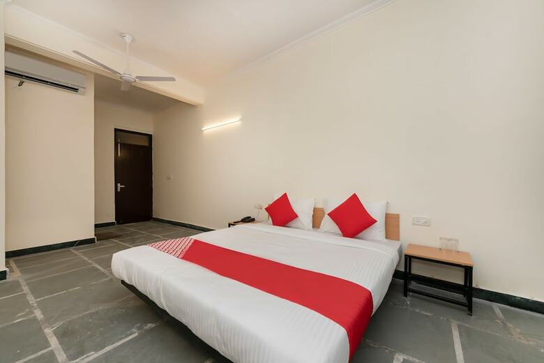 Hotel Oyo Flagship 45264 Opposite Paryavaran Complex Post Office