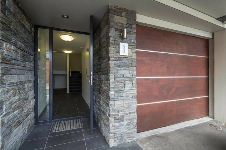 Modern Queenstown Apartment & Great Lake Views