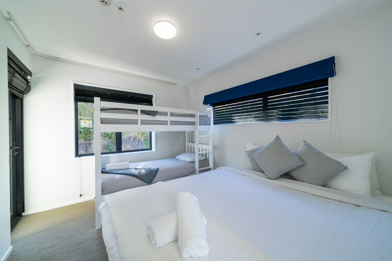 Modern Queenstown Apartment & Great Lake Views