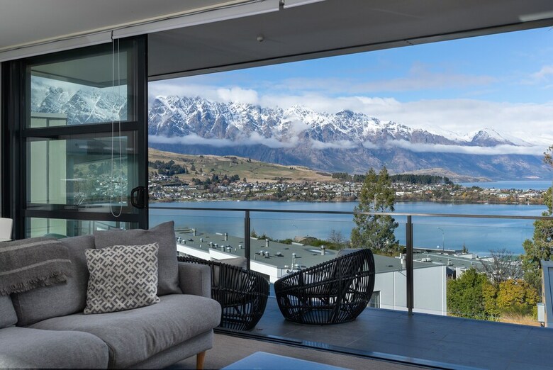 Modern Queenstown Apartment & Great Lake Views