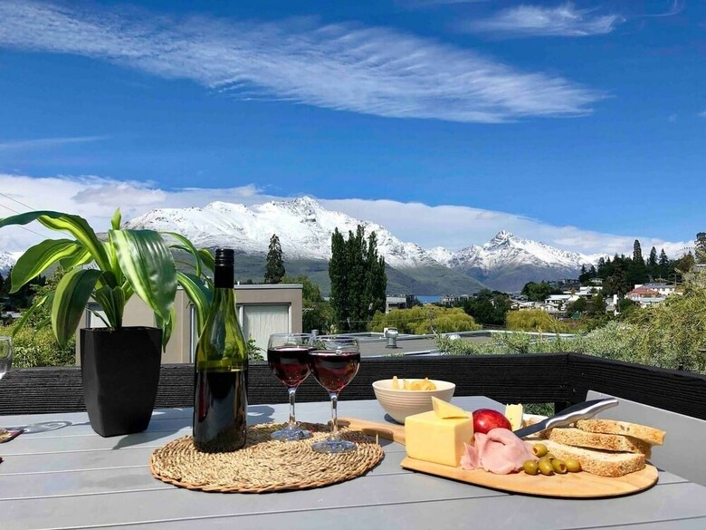 16 Guests. Unique, Central, Mountain & Lake Views