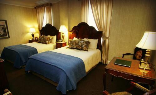 Hotel Charley Creek Inn