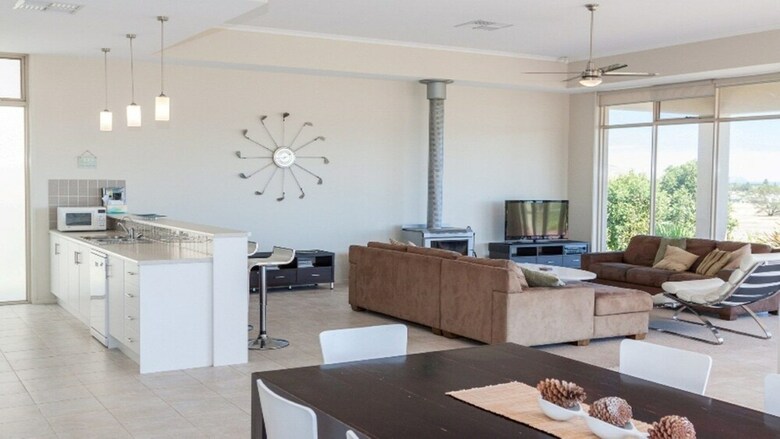 Golfers Paradise - 52 Huntingdale Drive