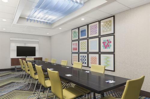 Holiday Inn Express Hotel & Suites Byron
