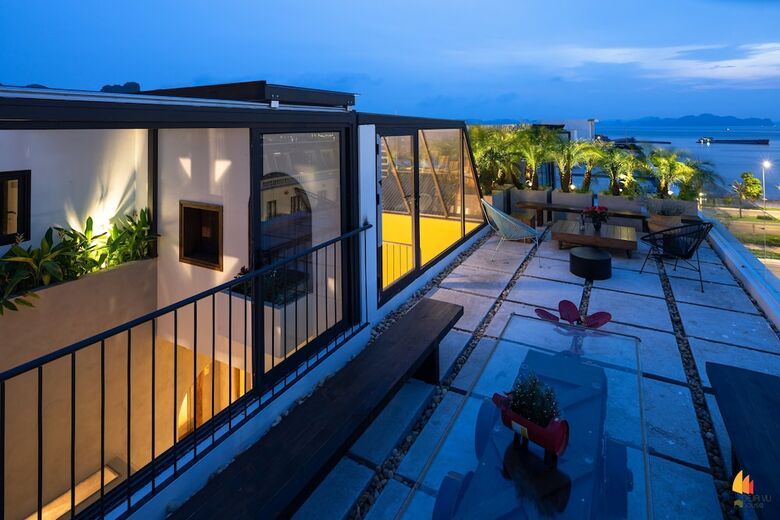 Hotel Deja Vu House