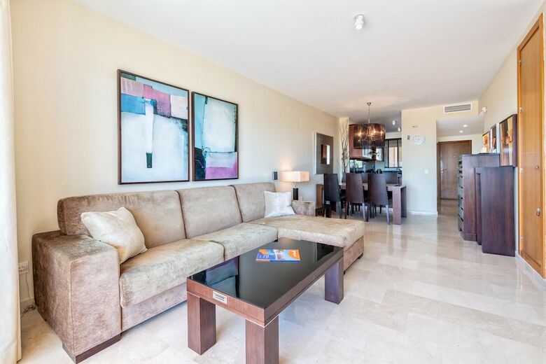 Malibu 8 - Stunning 2br Sea View Condo, Heated Pool