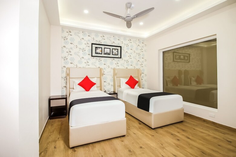 Hotel Capital O 37152 Naveen Continental