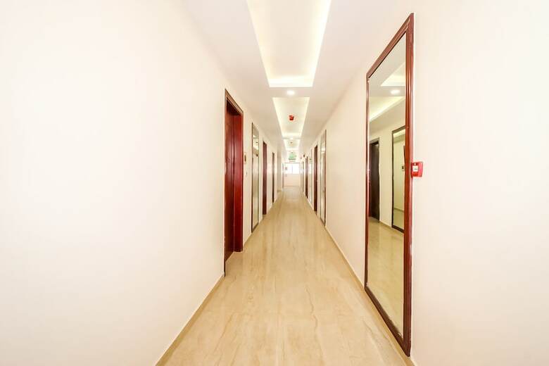 Hotel Capital O 37152 Naveen Continental