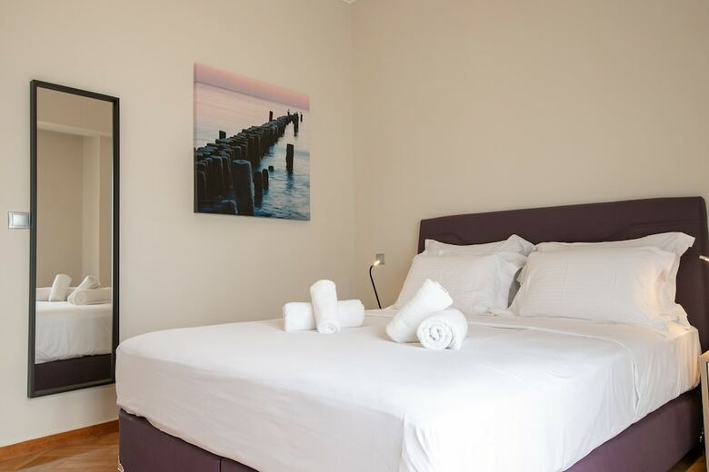 Luxurious 5 Bedroom-3 Bathroom Apartment 2- Athens