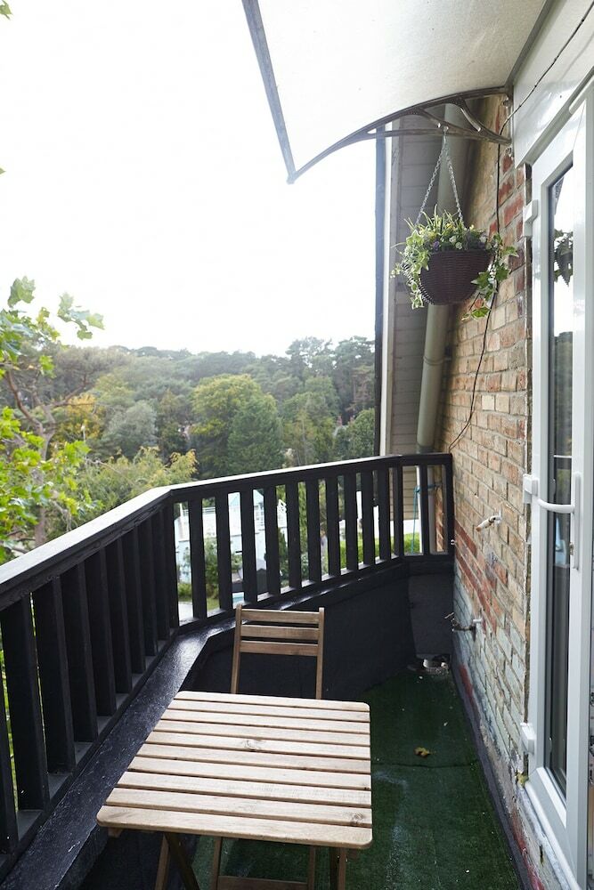 Boutique Balcony Apartment At Bodorgan Manor