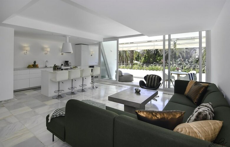 Port Oasis Golden Mile Apartment
