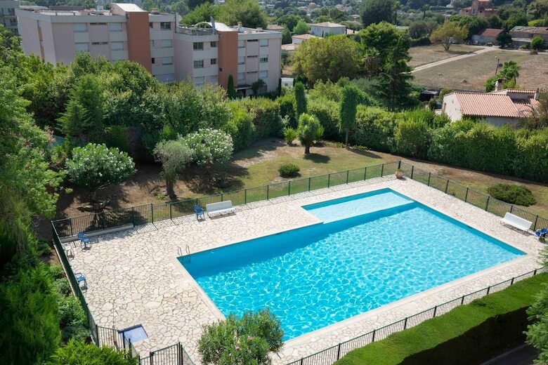 Quiet Apartment With Pool And Sea View