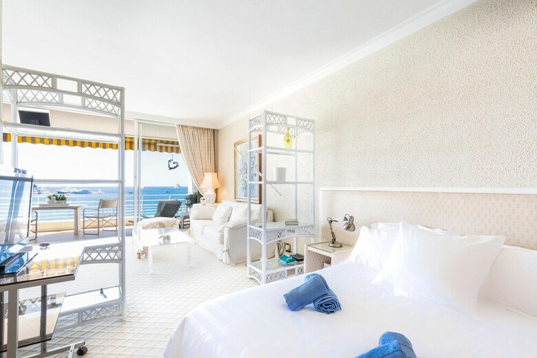 Beachfront Apartment, Panoramic View And Terrace Of 18m2
