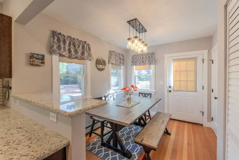 Apartamentos Couple's Mountain Getaway Close To Everything!