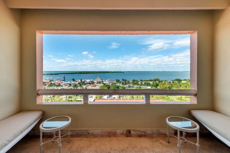 Hotel Caracol Bay Cancun - All Inclusive