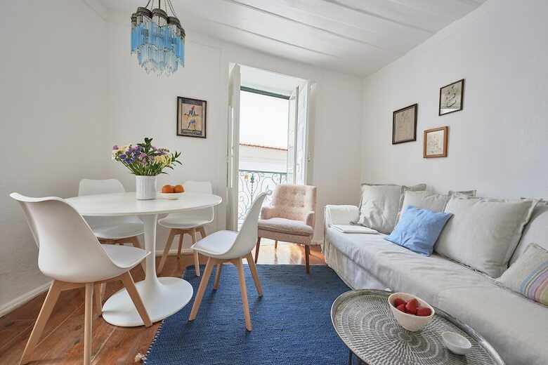 Alfama Light-filled Apartment + Free Pick-up, By Timecooler
