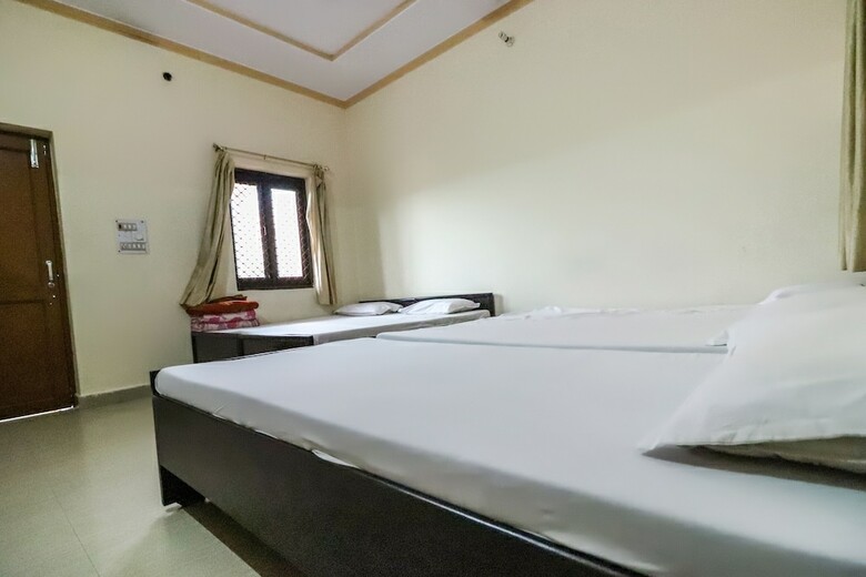 Hotel Spot On 60838 Shri Giriraj Dham